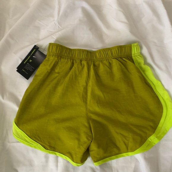 Nikes Womens XS running shorts Standard Fit NWT - Picture 3 of 7